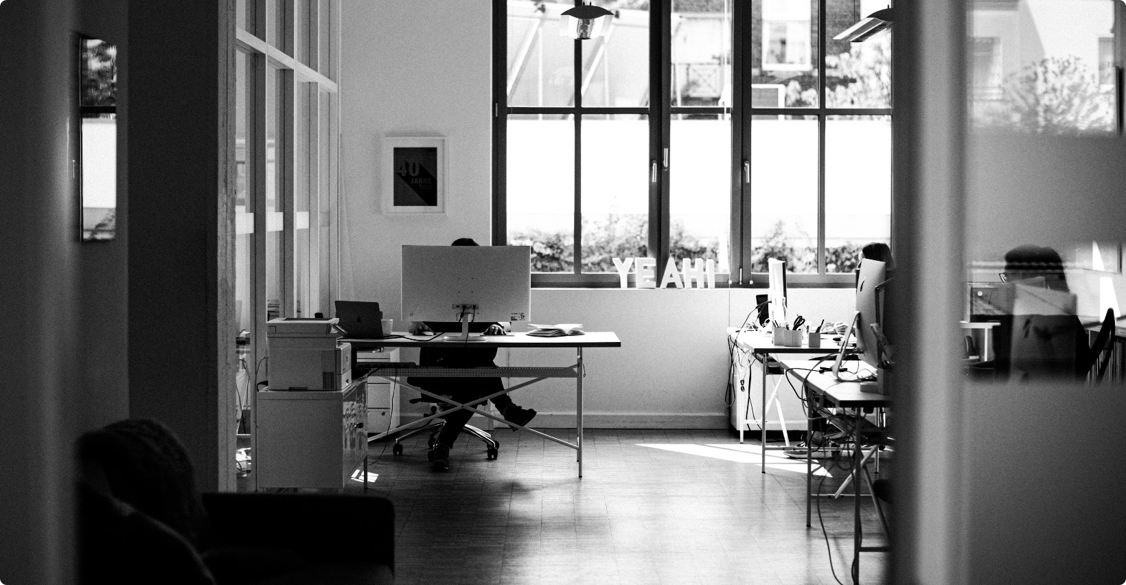 Ein schwarz-weißes Foto des Büros von Büro61